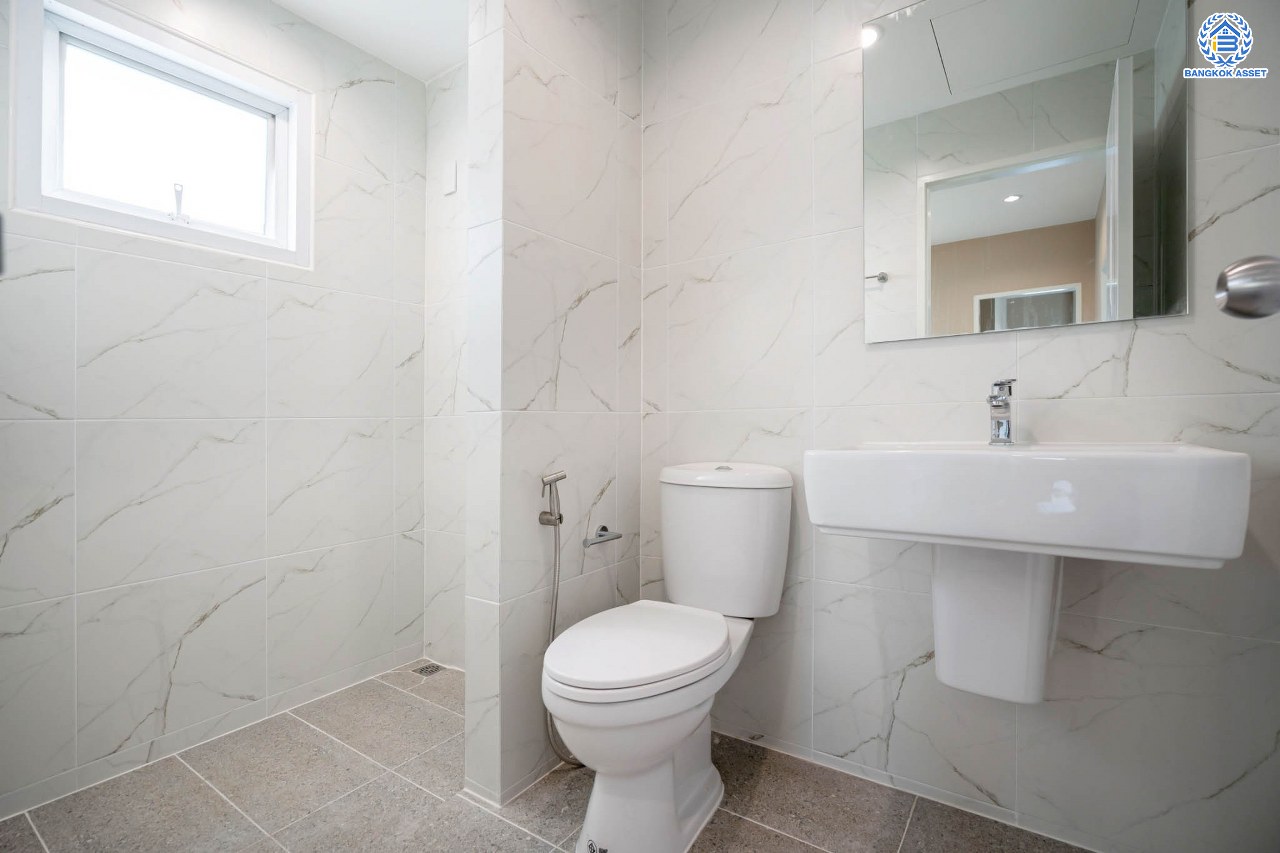 บ้านมือสองตกแต่งใหม่ โครงการ ดีซิโอ้ อรดา ราชพฤกษ์ หลังมุม เนื้อที่ 50.6 ตร.ว. ตอบโจทย์ทุกการอยู่อาศัย ฟังก์ชัน 3 ห้องนอน 3 ห้องน้ำ 2 ที่จอดรถ บรรยากาศเงียบสงบ บนทำเลเดินทางสะดวก เชื่อมต่อหลายเส้นทาง ใกล้รถไฟฟ้าสายสีม่วง "สถานีบางรักใหญ่"